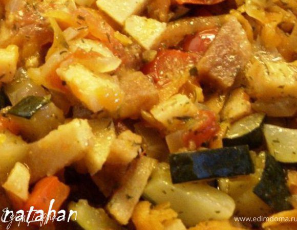 Влить воду, закрыть крышкой и оставить  томиться на маленьком огне 15-20 минут. Всё готово. Запах и вкус отменные.  Приятного аппетита!