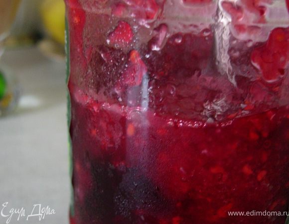 Снимаем с огня и добавляем малиновое пюре либо варенье (у меня было домашнее, перетертое с сахаром). Взбиваем смесь еще раз пока она теплая.