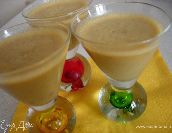 Разливаем сабайон по креманкам или в бокалы и ставим в холодильник на 2 часа.