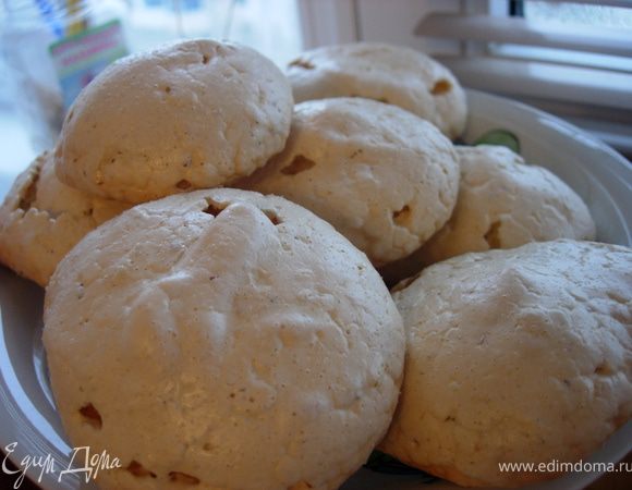 Можно подавать сабайон как самостоятельный десерт, а можно к пирожным. Например, мы ели их с ореховым безе Оксанки http://www.edimdoma.ru/recipes/31489. Очень вкусно!