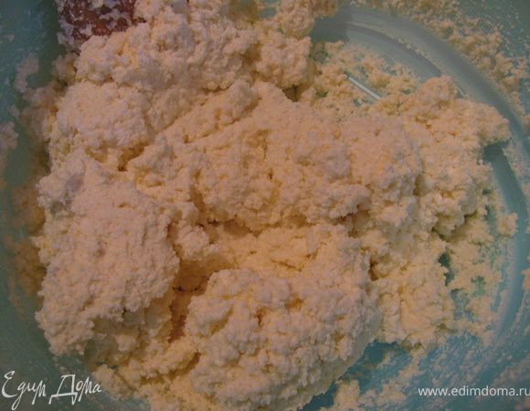 Творог,сахар и масло растереть в однородную массу.Добавить ванильный сахар.