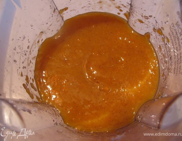 Для начинки хурму,удалив из нее косточки,измельчить в блендере или нарезать ломтиками,затем смешать с сахаром