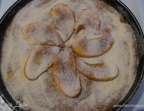 Форму для запекания смазать растительным маслом и посыпать манной крупой.Хотя я быпосоветовала манку вмешать в тесто,т.к.она просто отодна отстает,вобщем столько на дно в следующий раз я просто в творог вмешаю.Выложить в форму творожную массу и разровнять.Сверху уложить начинку,посыпать ее оставшейся манкой.Но если вы кусочками решите выложить хурму,то не надо посыпать,она не разбухнет.Запекать 35-45мин при 180С.