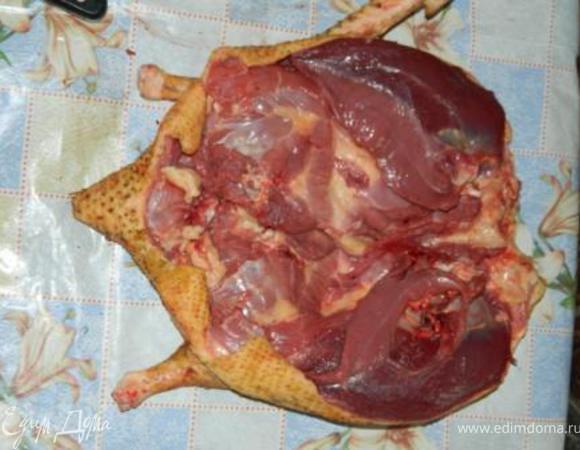  Итак при разделке тушки
 от грудки срезать мясо в направлении спины.
 по суставам сперва отрезать крыло, потом ножку 
 также сделать вторую сторону, НЕ СРЕЗАЯ ДО КОНЦА (можно испортить шкурку) шкурку на спинки

