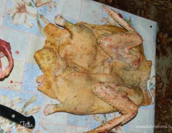  отсечь по суставу хвостик и, держа за грудь, свесив мясо вниз, аккуратно со стороны хвоста срезать шкурку до конца
сделать надрезы по грудке утки внутри тушки и отбить мясо грудки 