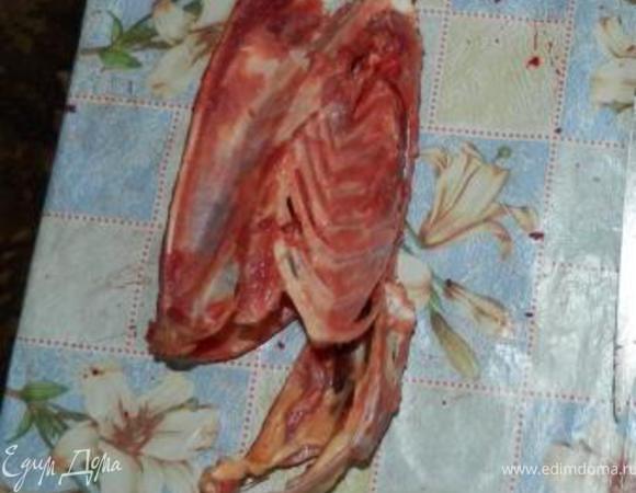  шея останется на костном каркасе, отсечь её потом. мясо грудки отбить, протягивая его в сторону к спинки

