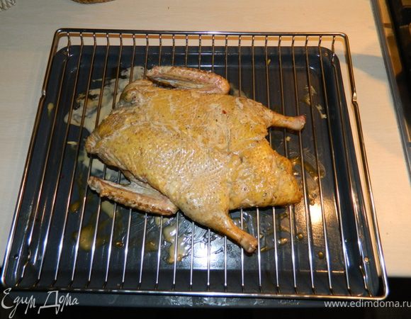 1 соус
30-50гр соевого соуса 1,5-2ложки мёда приправы: корень имбиря,базелик  соль не надо. всё перемешать натереть внутри тушки добавить начинку ( чернослив яблоки на вкус ) зашить тушку.
2 соус
2-3 ложки майонеза 3-4 зубчика чеснока соль перемешать намазать тушку все положить в пакет ту да же вылить остатки соуса и свернуть плотно пакет ( мариновать в пакете намного удобнее чем в посуде не нужно много соуса и продукты всегда контактируют с соусом) и мариновать 3-4 часа (лучше дольше)