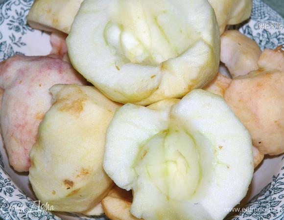 Для начала приготовим «крем», т.к. ему еще надо остыть. Яблоки моем, очищаем от шкурки и сердцевины.