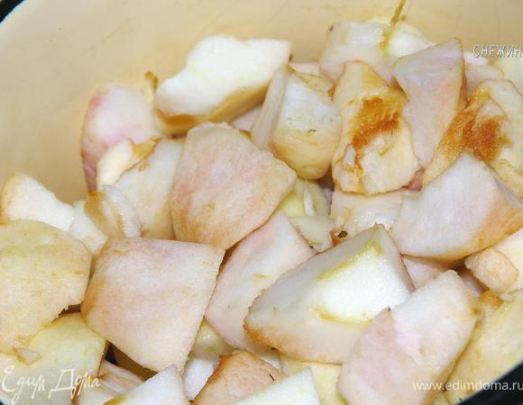 Нарезаем кубиками, сразу в кастрюльку, т.к. будем их томить.