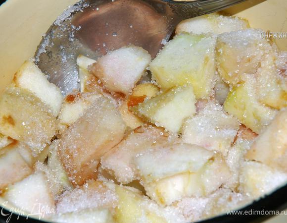 Ставим кастрюльку с яблоками на маленький огонь, добавляем сахар. Здесь Вы можете регулировать количество сахара, все зависит от Вашего вкуса и сладости яблок)) Мне было очень даже достаточно. Перемешиваем. Мешаем до тех пор, пока сахар не растворится и яблочки не дадут сок, накрываем крышкой. Тушим под крышкой на маленьком огне, периодически помешивая.
