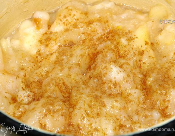 Нам требуется, чтобы масса стала более-менее однородной, но не превратилась в кашу, кусочки яблок должны попадаться. У меня на это ушло около 8 минут. В самом конце добавляем корицу, перемешиваем. Оставляем остужаться.