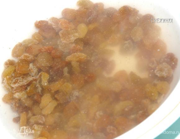 Готовим коржи. Изюм замачиваем в кипятке.