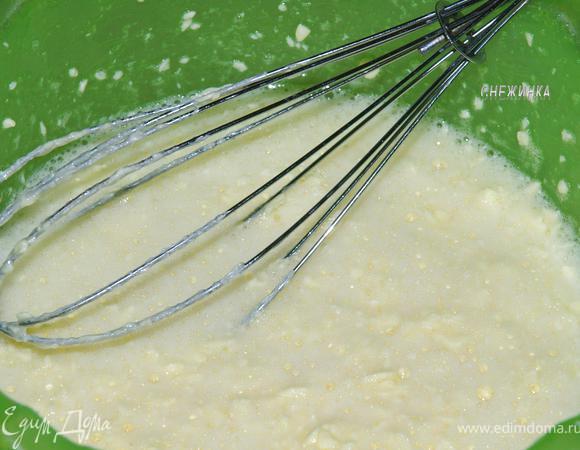 К яйцам добавляем размягченное при комнатной температуре масло и вымешиваем все венчиком. 