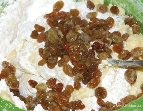 Добавляем соду, гашеную уксусом, и 200 г. муки. Изюм промываем и кладем в тесто. Все перемешиваем ложкой.