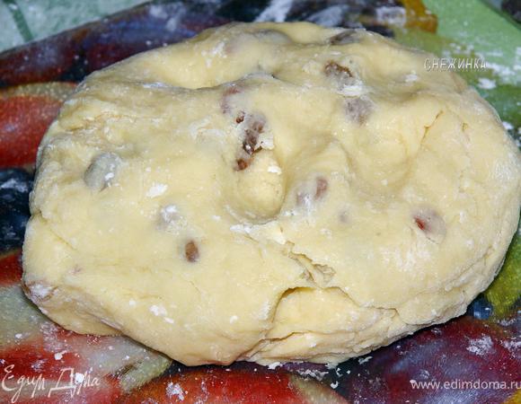 Затем постепенно добавляем остальную муку, вымешиваем тесто руками. Оно должно оставаться мягким, не должно быть крутым как обычное песочное тесто.