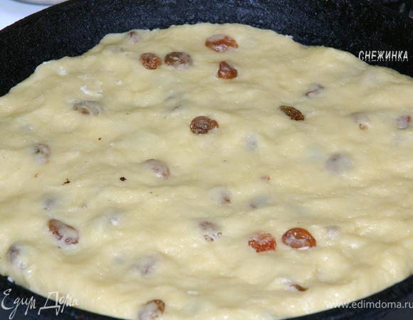 Делим тесто на 2 равные части. Одну часть отправляем в форму. Я приспособила чугунную сковороду d=19 см. Распределяем тесто руками по форме, которую не надо смазывать. Тесто мягкое и легко распределяется.