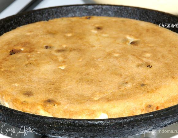 Первый корж кладем в форму, низом вверх.