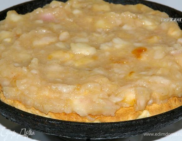 Смазываем его половиной яблочного «крема».