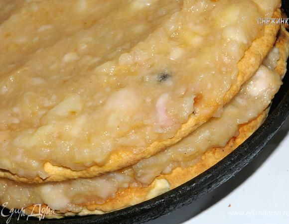 Наверх кладем второй корж и снова «крем».