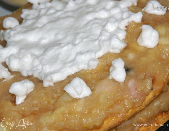 Для верха нам потребуется взбить белок в крепкую пену и покрыть им торт тонким слоем. Я решила выпендриться и сделать рисунок, получилось что-то на подобие солнышка в центре и завитков по краю) Ставим торт на 5 минут в духовку, чтобы белковая масса подрумянилась.