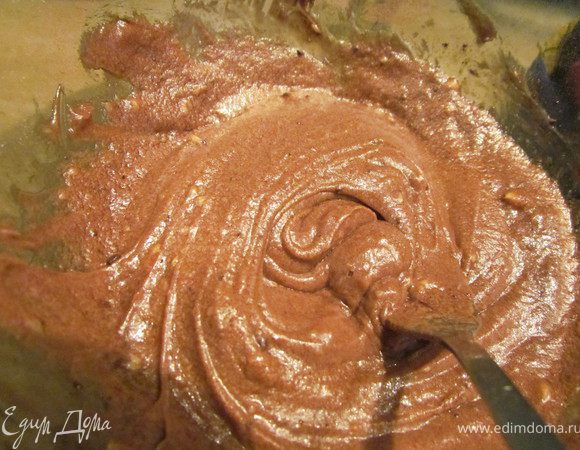 Растереть яйцо с сахарной пудрой, сливочным маслом комнатной температуры, солью, какао, сгущенным молоком,  сметаной.