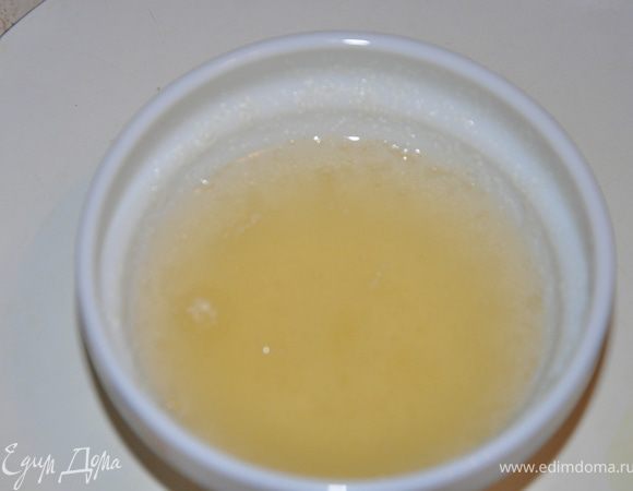 Желатин залить кипяченой водой комнатной температуры на 15-20 минут. 