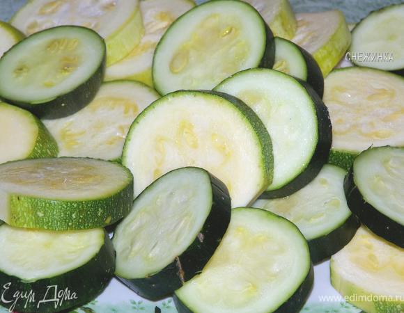Цуккини очистить от кончиков и нарезать кружочками, не слишком тонко. Посолить, оставить.