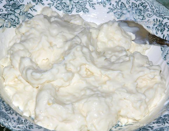 Плавленый сыр натереть на сырной терке. Добавить чеснок, давленный через пресс, и майонез, тщательно перемешать до однородного состояния. Зелень мелко порезать.