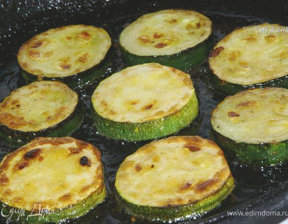 Сковороду раскалить, налить растительное (оливковое) масло, разогреть. Кружочки цукини вытереть бумажным полотенцем от лишней влаги и хорошо обжаривать с двух сторон. Выкладываем на бумажное полотенце, чтобы убрать лишний жир.