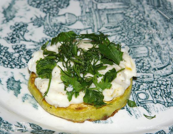 Когда цуккини остыли, собираем «медальоны». На кружок цуккини выкладываем сырную массу, сверху присыпаем зеленью.