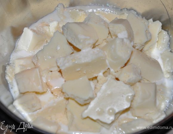 Белый шоколад растопить на водяной бане с 10% сливками. Затем остудить до комнатной температуры. 