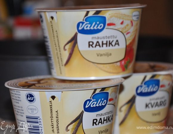 Сливочный сыр с сахарной пудрой  (совсем немного пудры, так как у меня "Valio maustettu RAHKA" сам по себе сладкий, ванильный) взбить миксером до пышности. Я купила 3 баночки (по 200 гр.)"Valio maustettu RAHKA".  