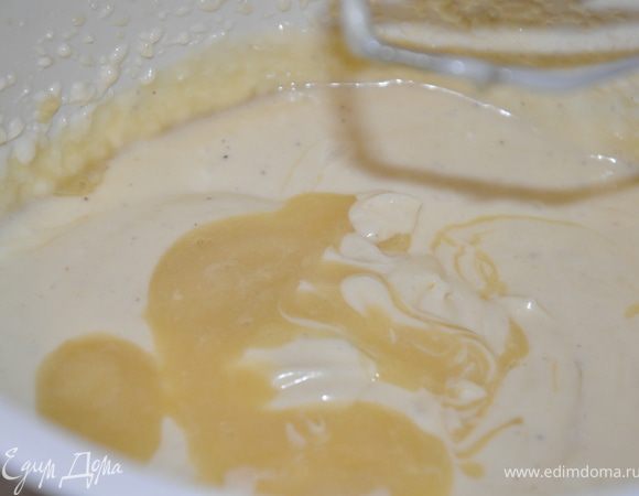  Соединить сливочный сыр с белым шоколадом. Тщательно перемешать. 