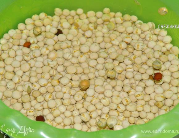 Горох залить холодной водой и дать разбухнуть, лучше оставить на ночь.