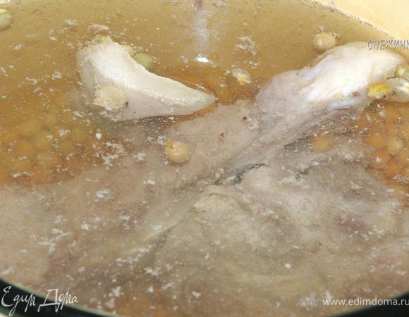 Залить косточку чистой водой, всыпать горох и поставить варить.