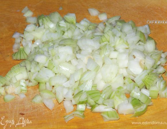 Сделать зажарку. Лук почистить, порезать мелко. 