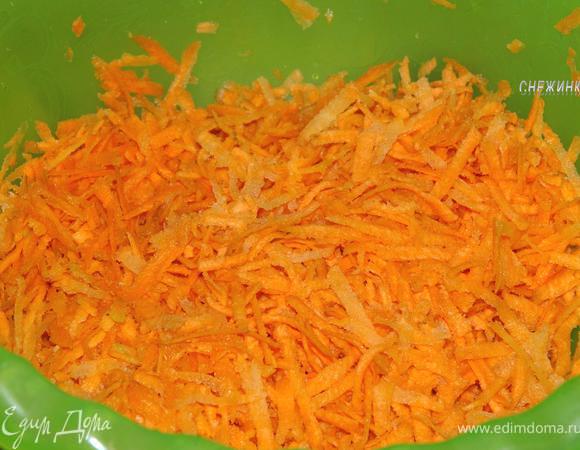 Морковь почистить, натереть на терке.