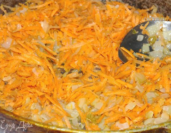 На сковороде разогреть растительное масло, положить лук, дать потомится. Затем добавить морковь и тушить под крышкой минут 8.