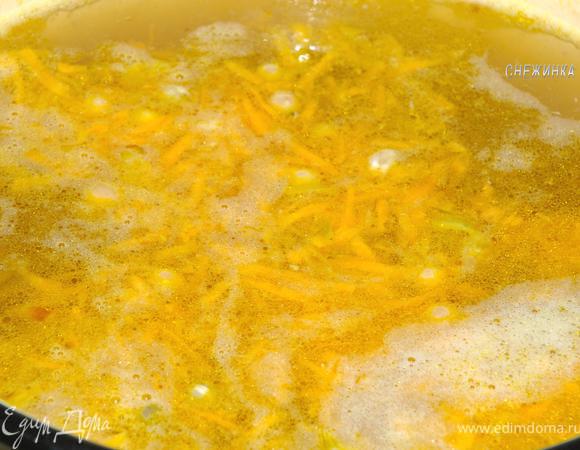 Когда зажарка готова, отправляем ее в кастрюлю. Перемешиваем. На данном этапе пробуем на соль, по необходимости добавляем. По мере кипения снимаем пенку. Через 10 минут добавляем в кастрюлю 3 ст. л. перловой крупы мелкой. За время варки супа она сильно разварится и у супа в итоге будет более однородная, «тянучая» консистенция.

