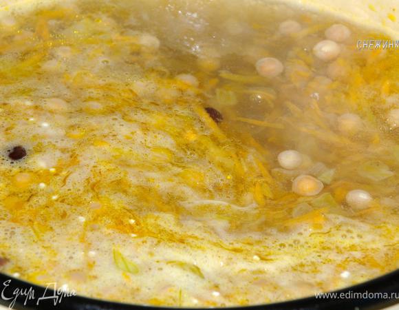 Где-то через 1,5 часа после начала варки достаем сваренное мясо с костью. Доливаем кипятка до полной кастрюли, т.к. часть воды уже выкипела, добавляем перец черный молотый и перец-горошек, пробуем на соль, добавляем ее.