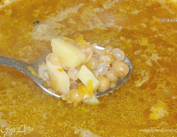 Чистим картофель, режем кубиками. За 30-40 минут до готовности гороха, когда, пробуя его, понимаете, что он вот-вот и сварится, добавляем картофель.