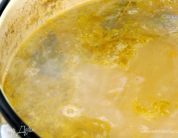 В конце варки, за минут 5, пробуем суп и добавляем приправы, которые Вам нравятся, я положила лавровый лист, сухой базилик (гвоздичный и фиолетовый) и сухой молотый укроп. Когда горох полностью сварился, суп готов. Лучше ему настояться часок. Можно снять с кости мяско, которое варилось и покрошить его в суп. Я так не делала.