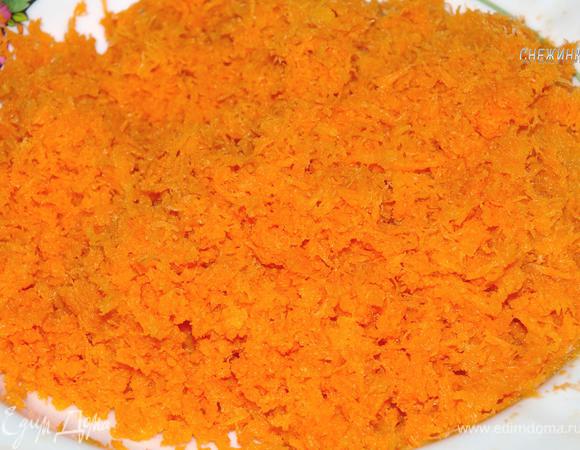Морковь натираем на терке, на самой мелкой.