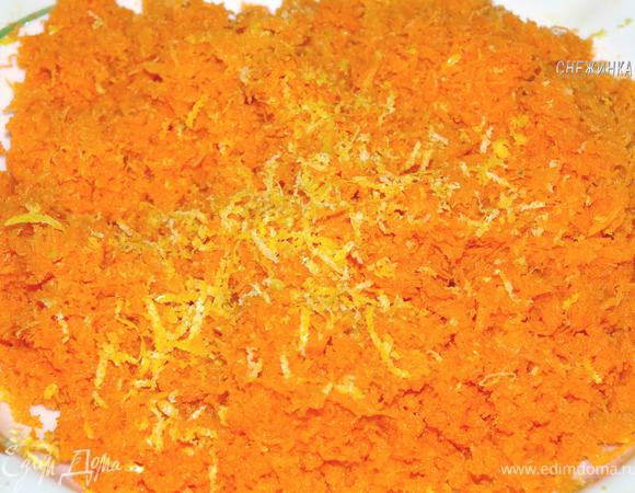 Натираем к ней цедру лимона.