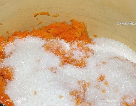 Кладем всё в кастрюльку или сотейник, добавляем сахар, хорошо перемешиваем и варим до загустения. 