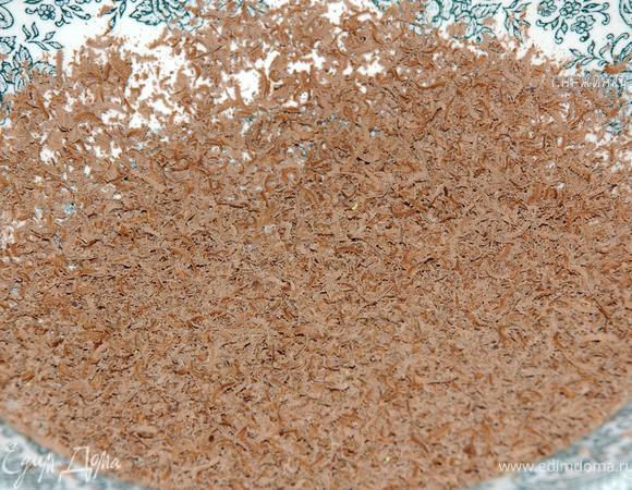 В это время шоколад натираем на терке. !Не забудьте про морковь, надо помешивать!