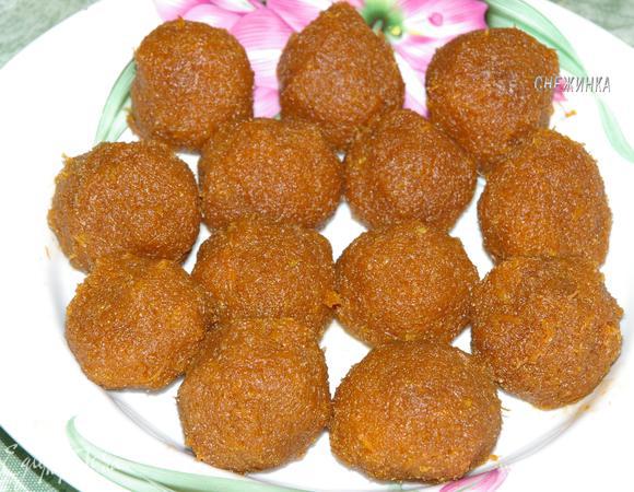 Когда конфетная масса остыла полностью, охладилась, формируем шарики.