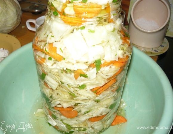 Все ингредиенты для маринада, кроме уксуса, вскипятить. Долить уксус.
Горячим маринадом залить капусту.
После остывания убрать в холодильник. 
Через 3 дня салатная капуста готова. 
А храниться она в холодильнике может довольно долго, но вряд ли сохранится)))