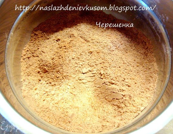 Смешать в кастрюльке 100г сахара, крахмал и какао-порошок, просеянный через сито (чтобы не было комочков)… Перемешать…