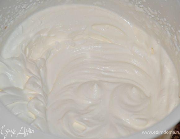 Распустить желатин на водяной бане. Смешать 5 столовых ложек сырно-шоколадной массы с желатином. Хорошенько перемешать. 